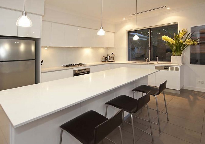 Tủ bếp acrylic màu trắng bóng được đa số khách hàng lựa chọn